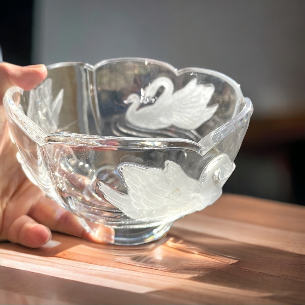 Crystal bowl, raised and frosted swans, vintage teleflora, just beautiful!